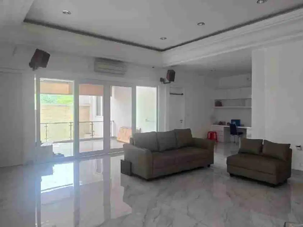 Disewakan Cepat Rumah Rapi Semi Furnished Kamar 5+1 di De Maja Depark BSD