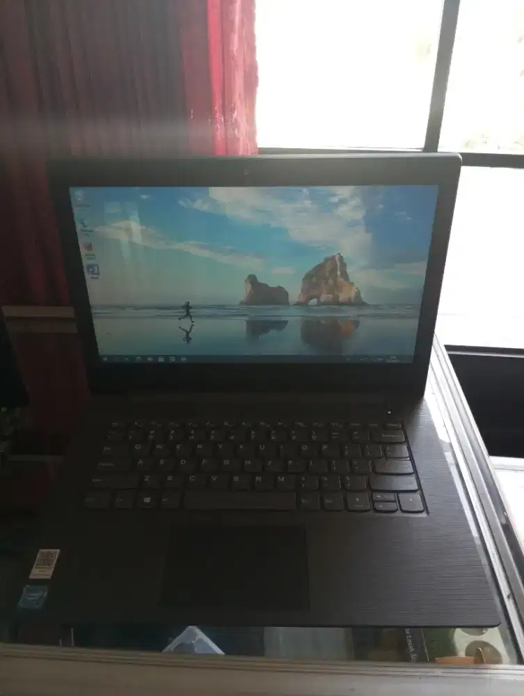 Laptop slim lenovo v130