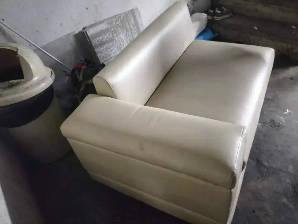 Sofa minimalis warna cream