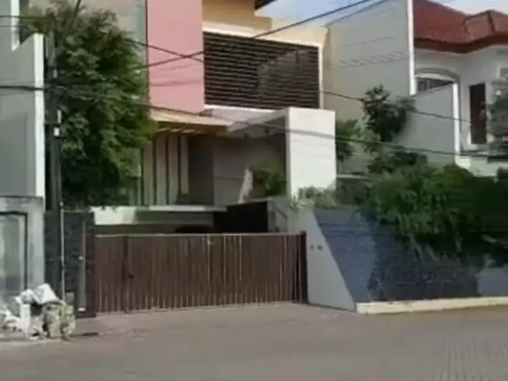 Di jual Rumah di Araya galaxy Bumi permai 3lantai ada kolam renang dkt merr,petra