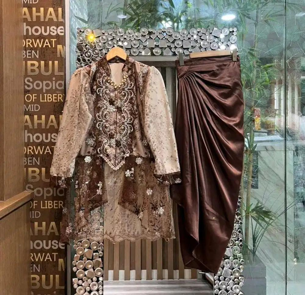 Kebaya Wisuda Ada 2 warna
