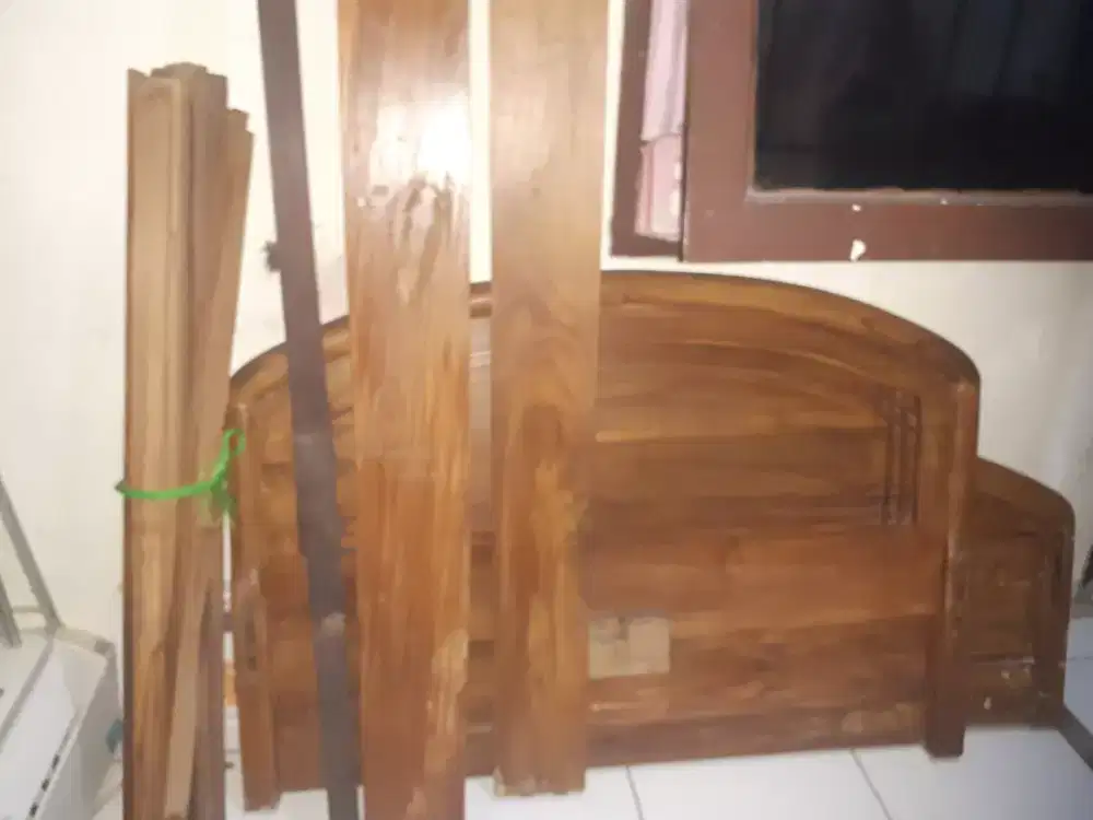 Tempat tidur kayu jati