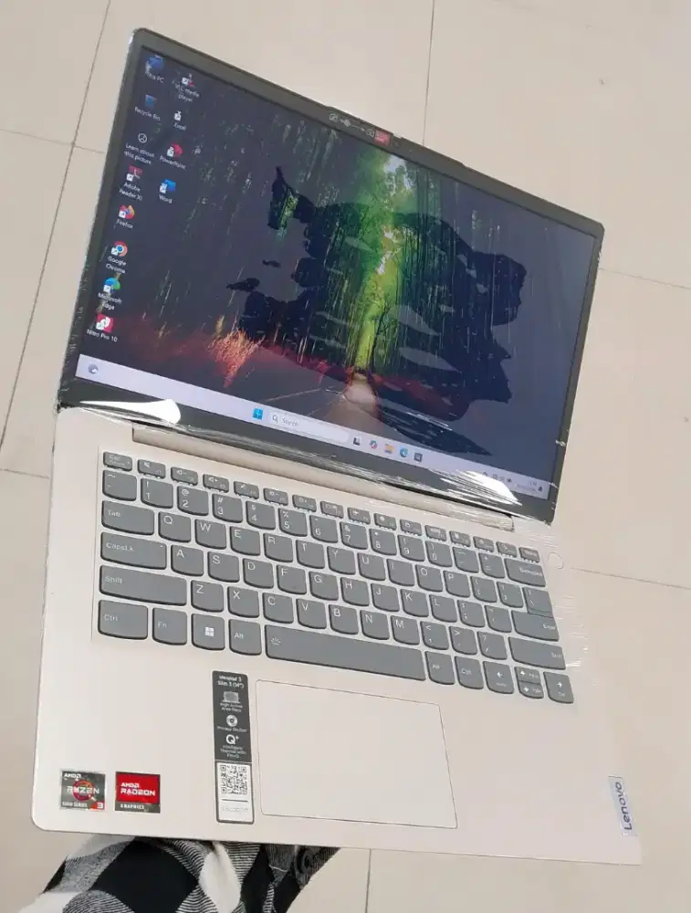 Dijual laptop lenovo AMD RYZEN 3-5300 RAM 8GB SSD 256GB Mulus lengkp