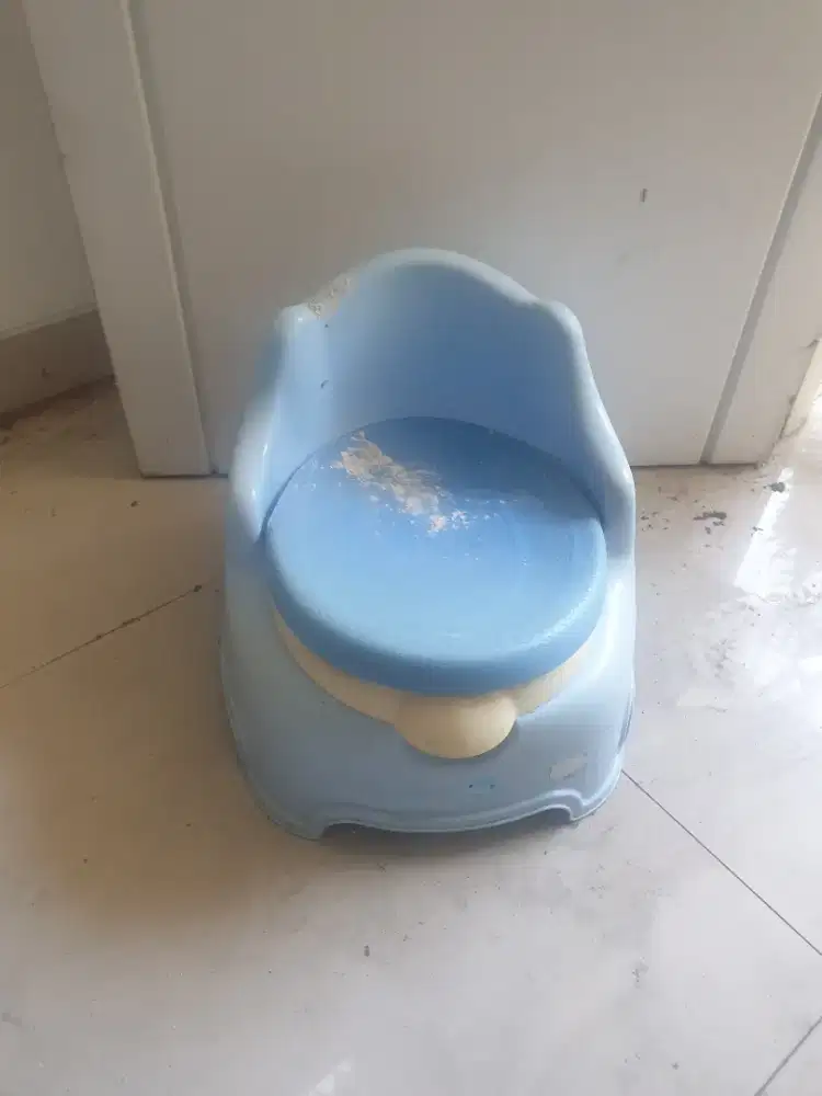 Kursi anak biru
