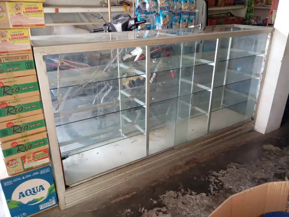 Dijual lemari etalase serbaguna bekas