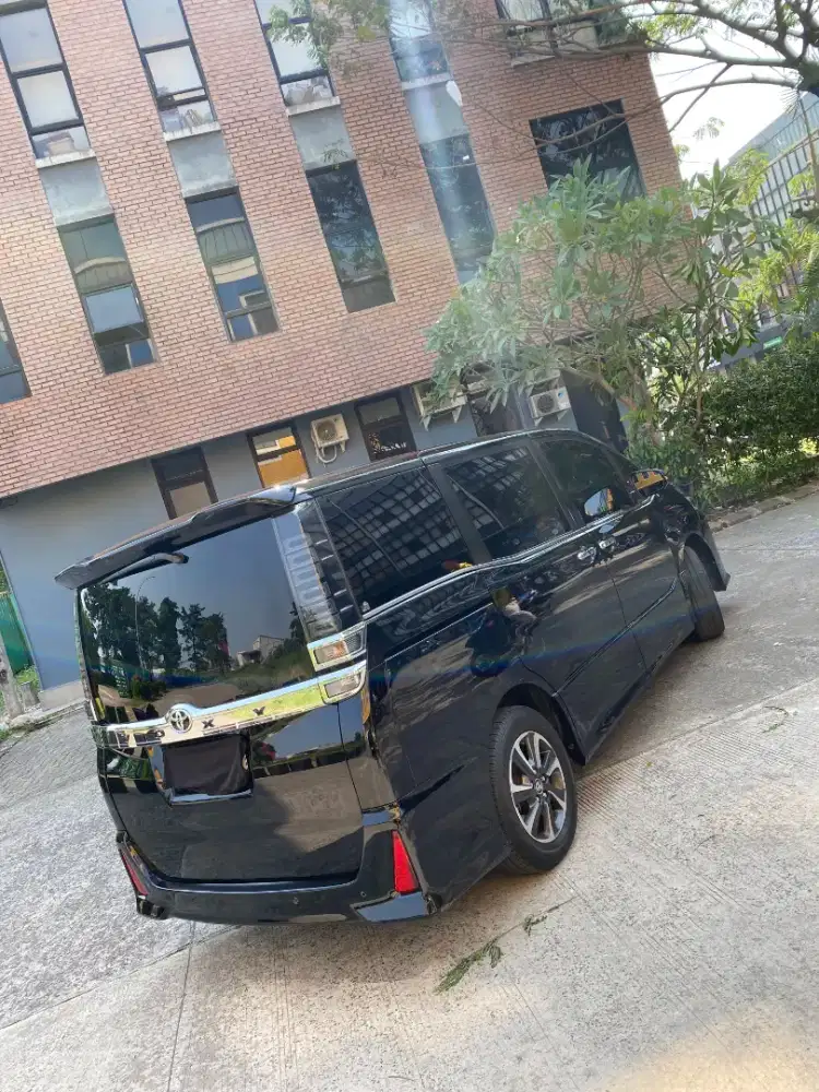 Toyota Voxy 2.0 AT 2018