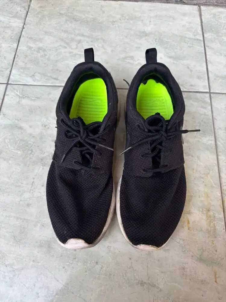 Sepatu lari Nike Rose Run
