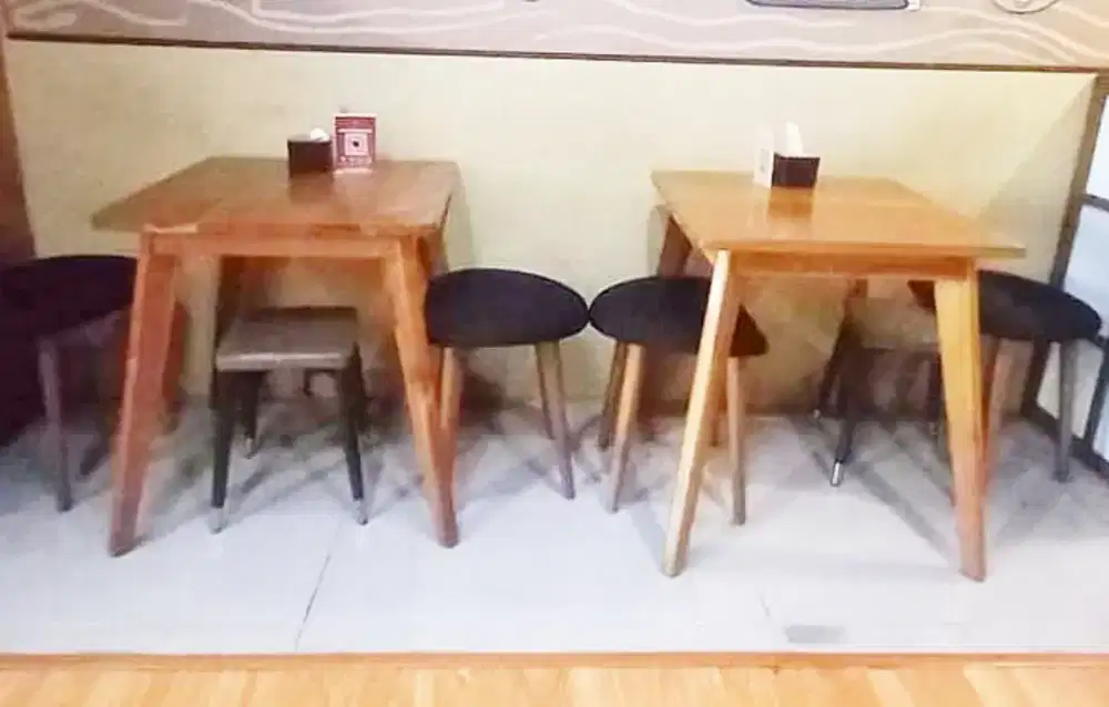 Dijual Set Meja & Kursi Cafe/Resto - Kondisi Bagus & Elegan