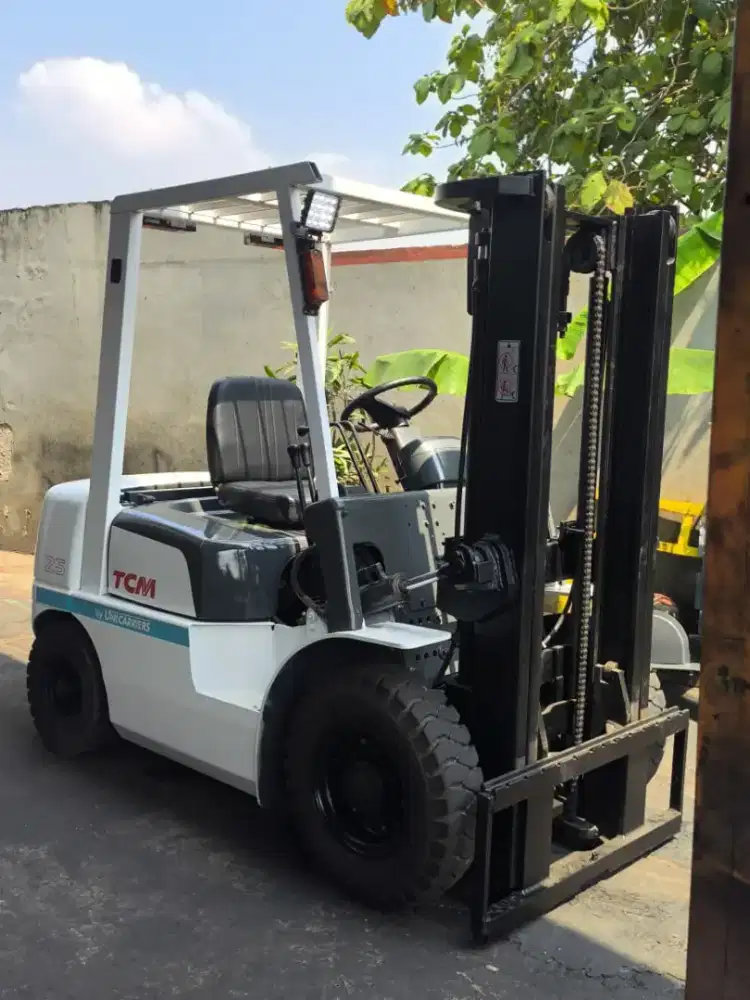 Forklift Merk TCM 2,5 Ton,Manual,3 Meter,Mesin Isuzu C240,Tahun 2001