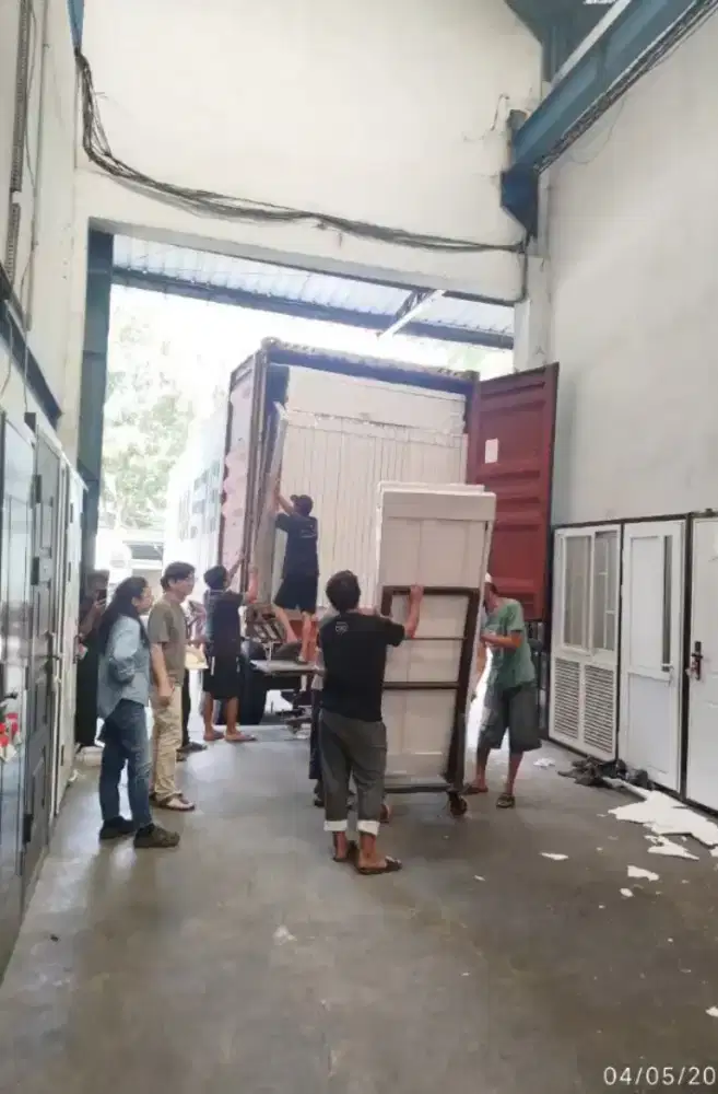 TKBM (Tenaga kerja bongkar muat)