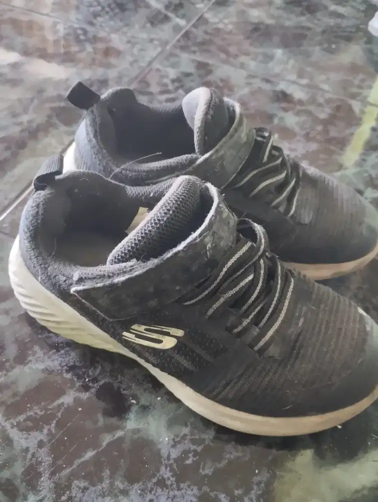 Sepatu skechers anak uk 28