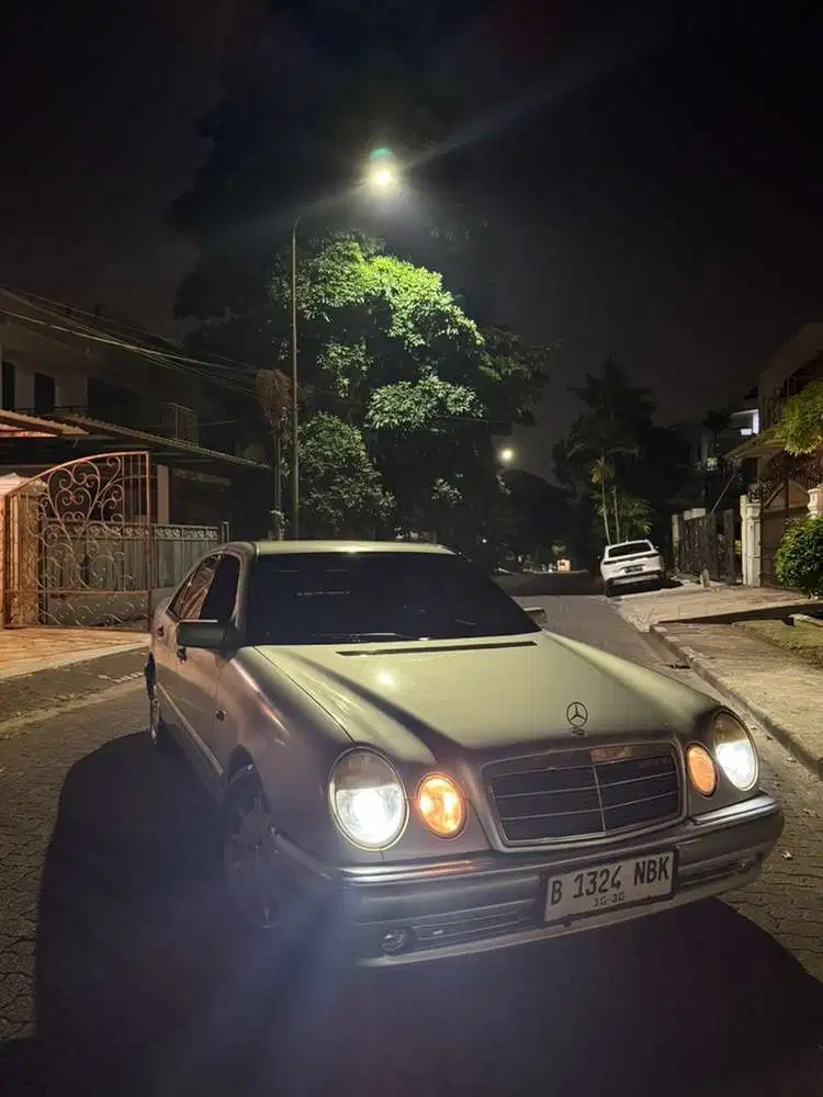 Mercedes-Benz E230 W210
