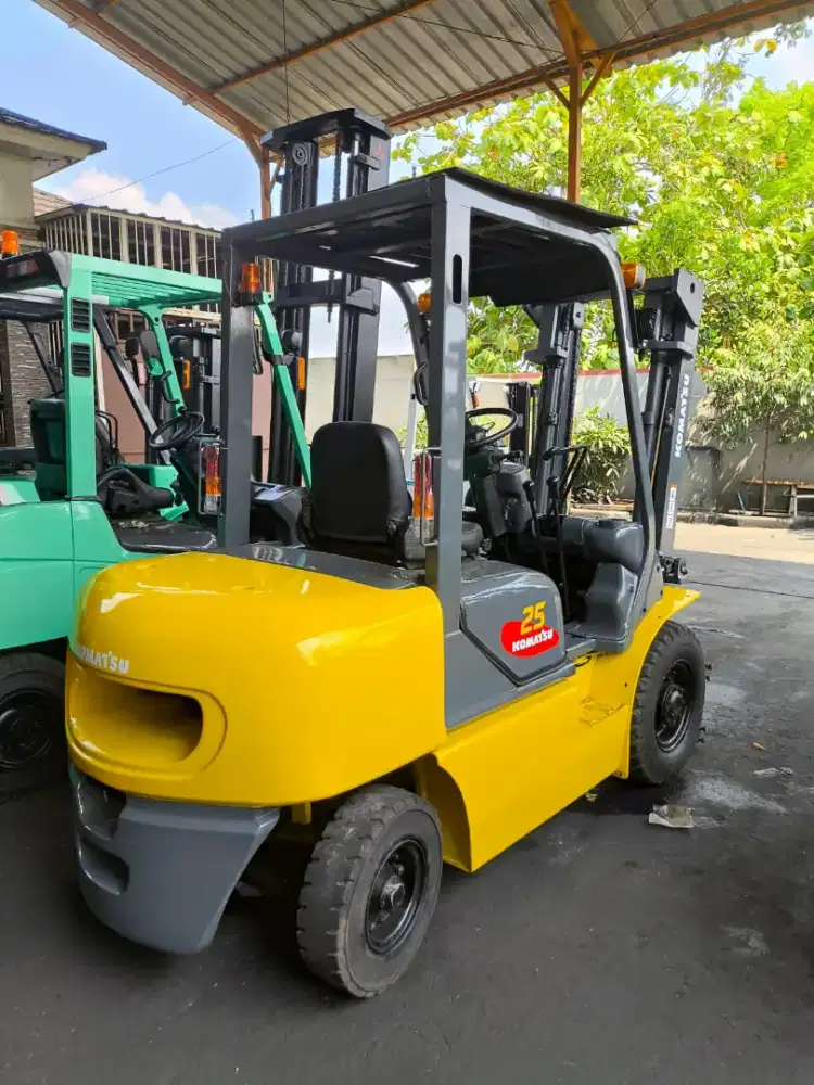 Forklift Merk Komatsu 2,5 Ton,Manual,Tiang 3 Meter,FD25-12,Tahun 2003