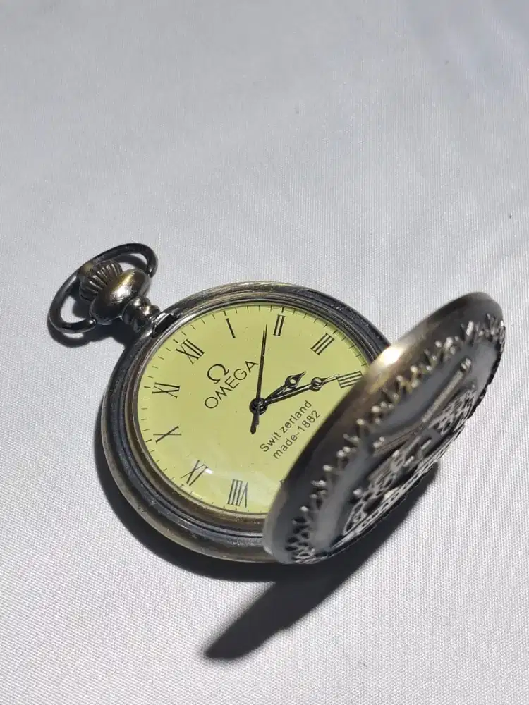 Jam saku merk Omega matic kondisi nyala