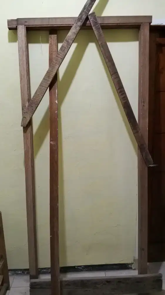 Kusen meranti dan pintu jati