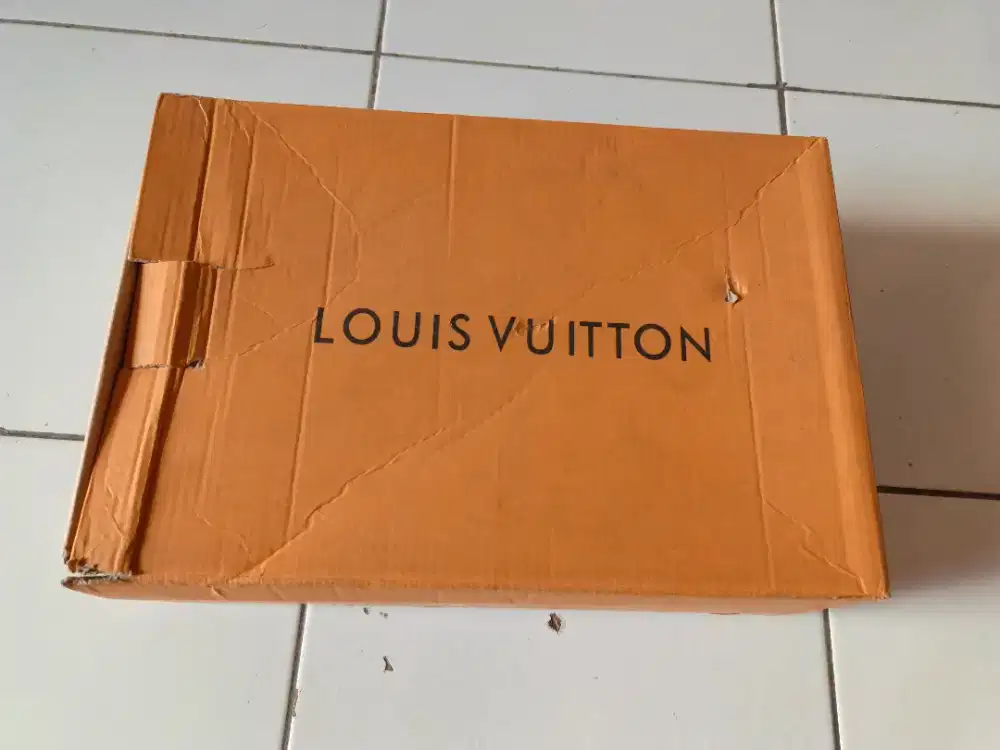 Sepatu Louis Vuitton
