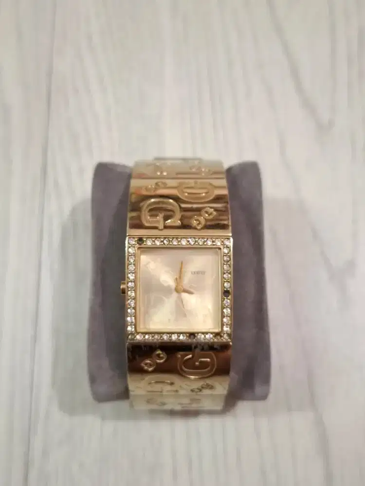 Jam tangan Guess gold bracelet