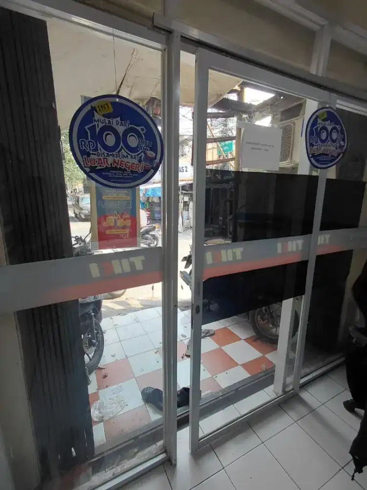 Partisi Pintu Kaca