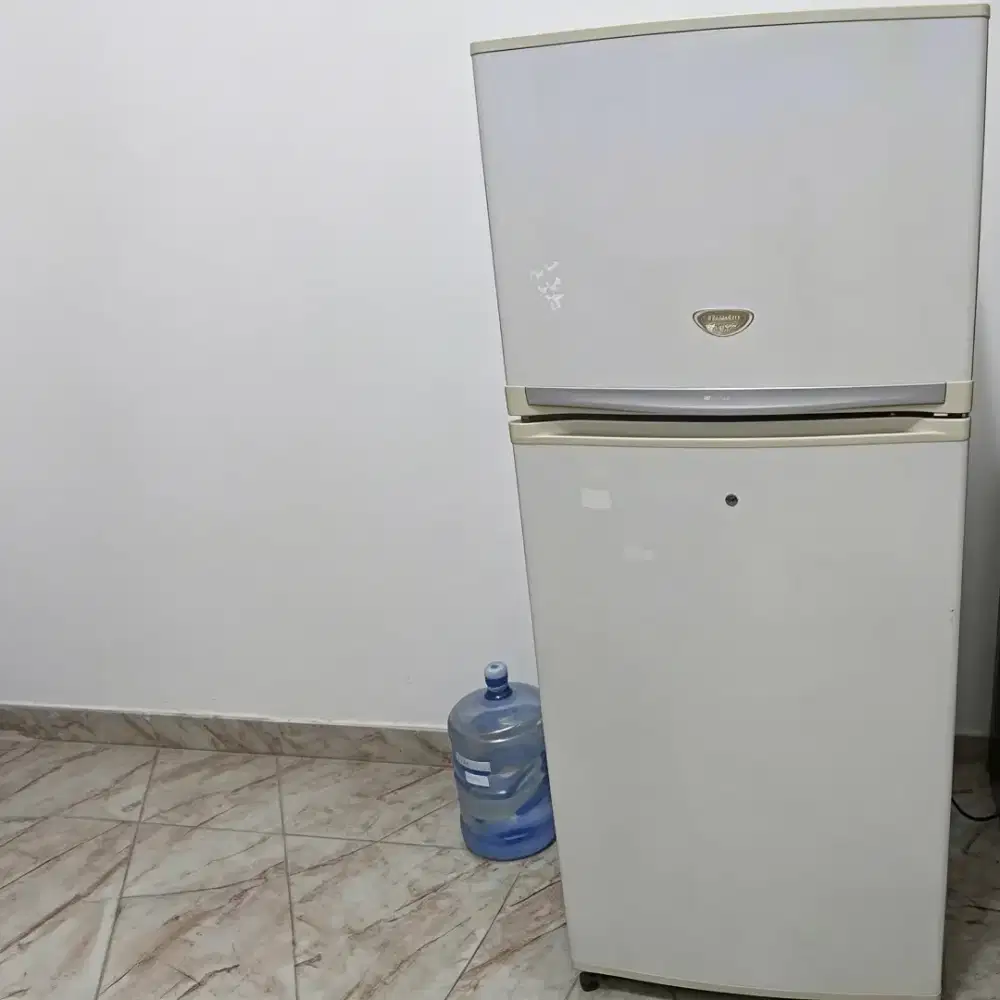 Kulkas Sharp 2 pintu jual cepat harga nego.