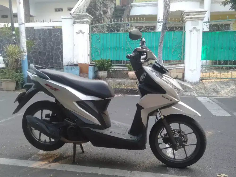 di jual cepat Honda Beat deluxe iss Thn 2022 silver doff BU. 12,6 jt