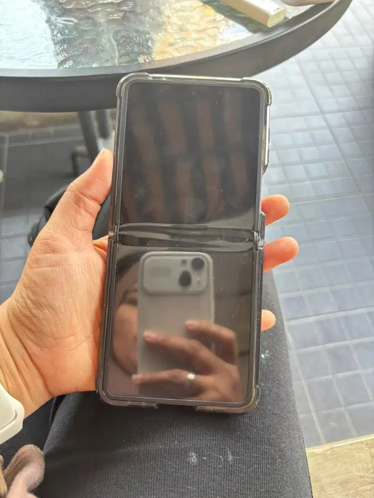 samsung zflip 7 warna hitam masih mulus, 256 gb