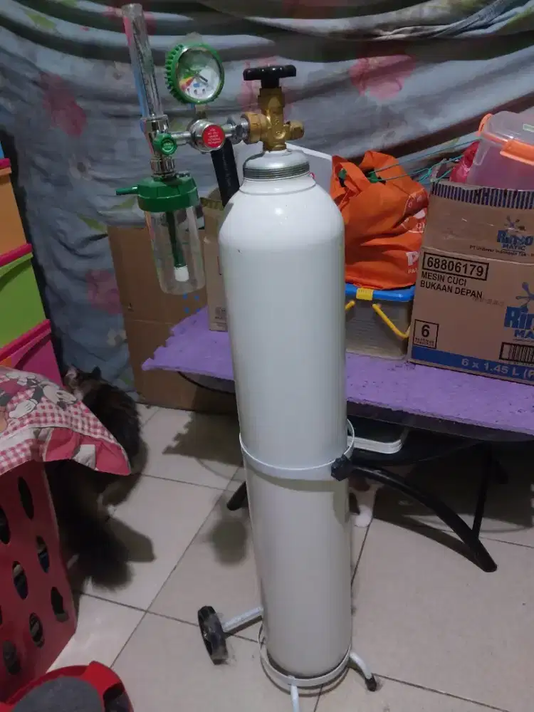 Tabung oksigen, kasur rumah sakit, kursi roda