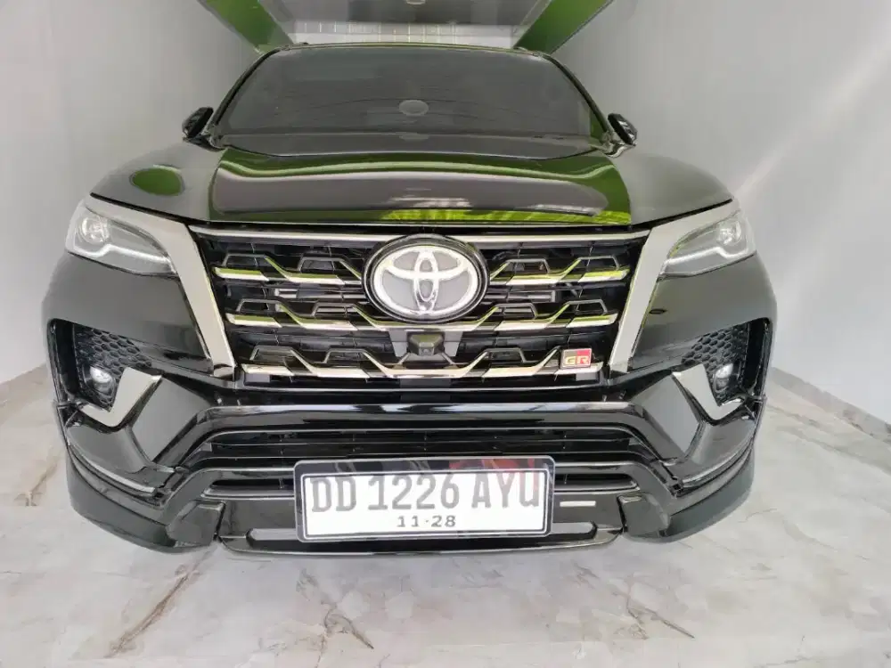 TOYOTA FORTUNER 2,8 GR SPORT 4x2 A/T HITAM MULUS NEGO