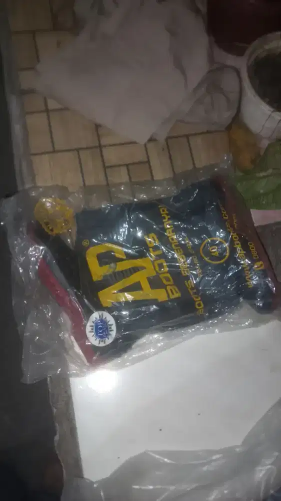 Sepatu boot baru