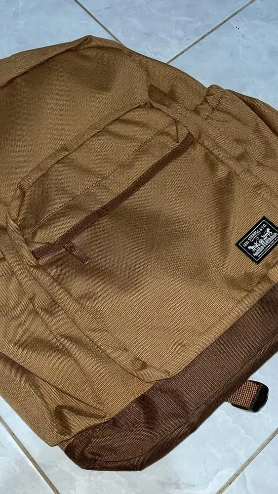Tas Levis dan Sepatu 910