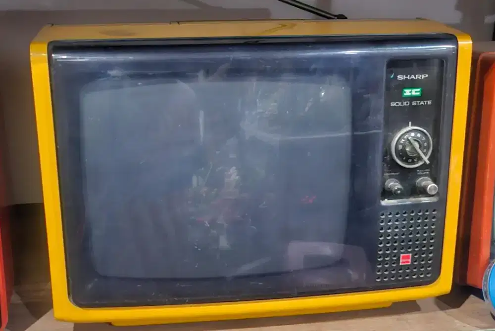 Televisi Sharp solid estate kuning display