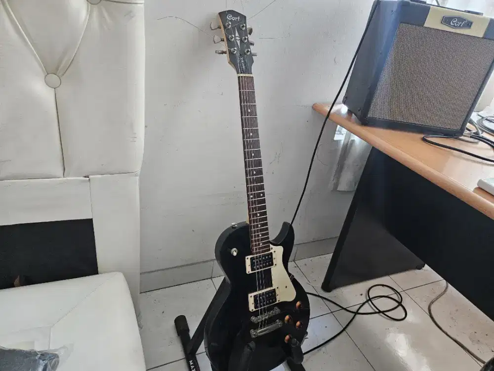 Jual cepat Gitar Listrik dan ampli merek cort masih baru Harga Nego