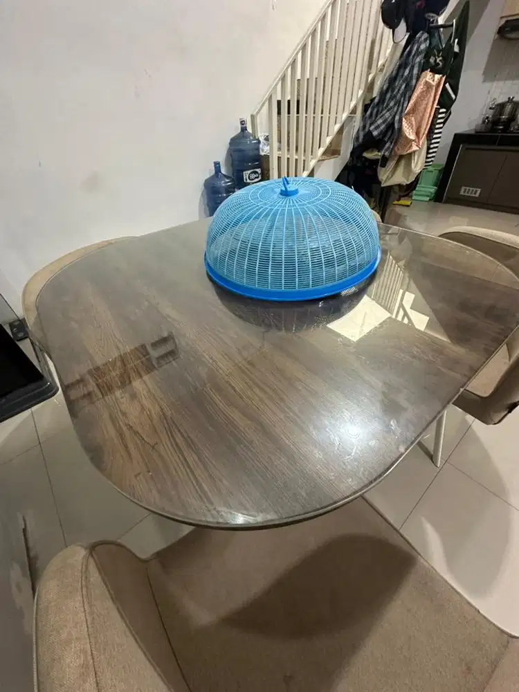 Meja makan 4 kursi