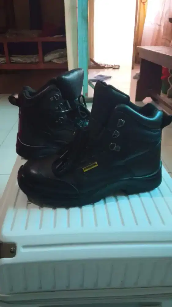 Di jual sepatu boots