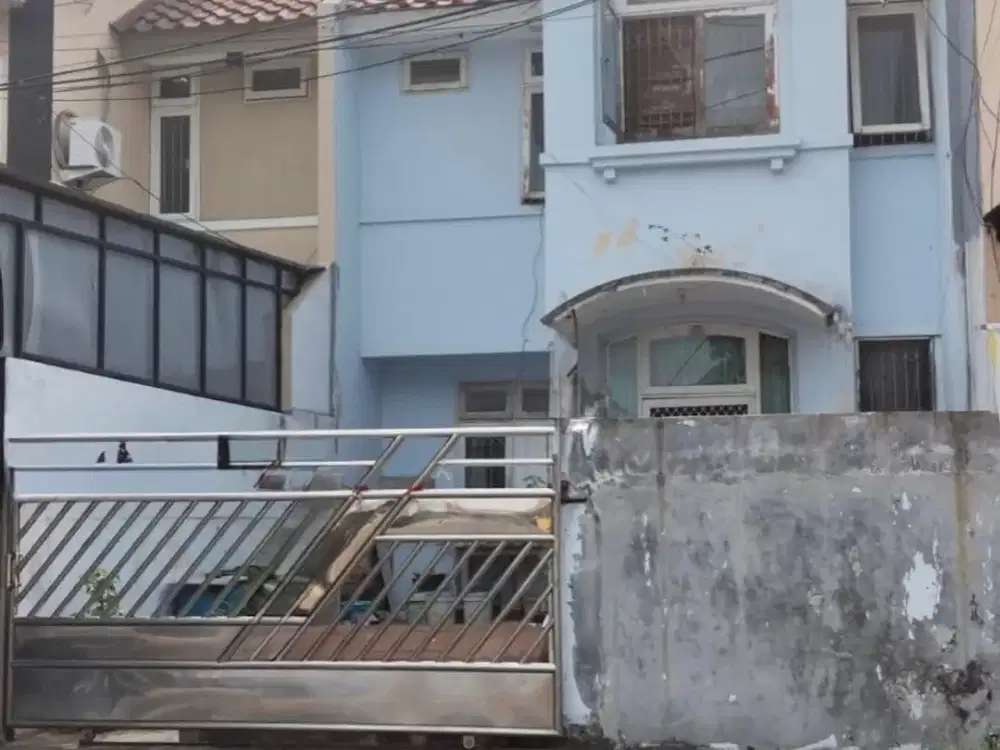 DIJUAL RUMAH BAGUS SIAP HUNI HADAP UTARA HARGA TERMURAH SANGAT LANGKA DI TAMAN SURYA
