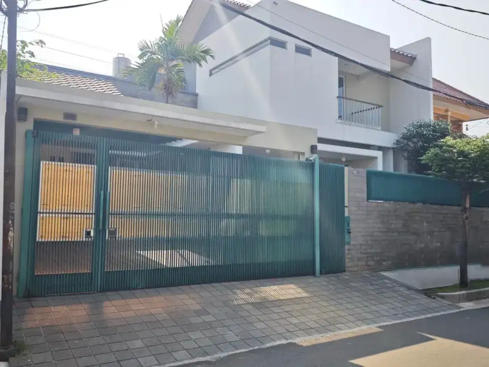 Disewa rumah kokoh, sudah tinggi dari jalan, lantai HT 100x100, rapi siap huni, unfurnish di Cipinang Elok
