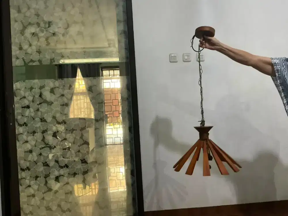 Lampu gantung dari kayu