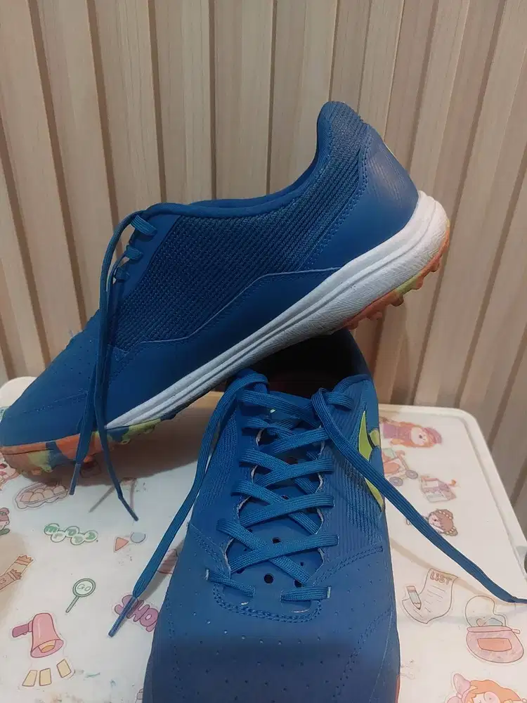Sepatu bola ortuseight
