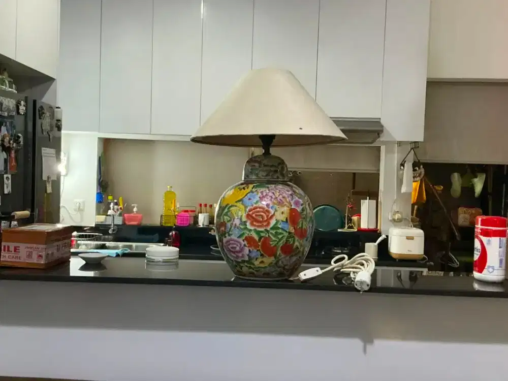 Lampu sudut meja