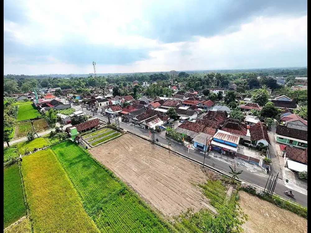 Mangku Jalan Aspal Tanah Sleman di Kalasan