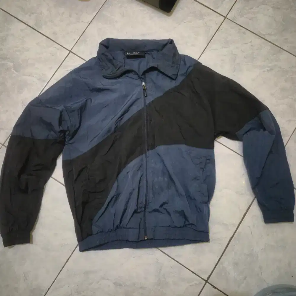 Dijual jaket under armour masih bagus no minus