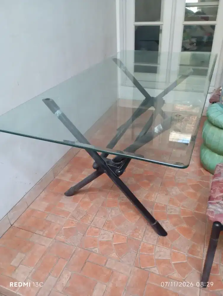 Meja makan tebal ukuran kaca 2 cm