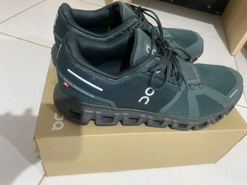 Sepatu on cloud