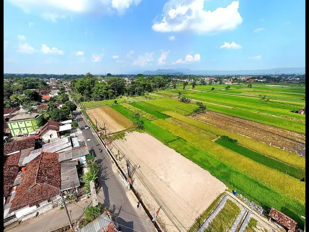 Mangku Jalan Aspal Tanah Sleman di Kalasan