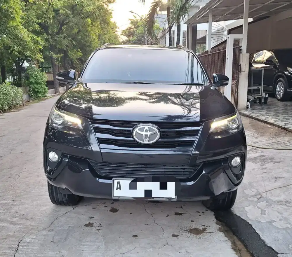 TOYOTA FORTUNER 2.A AT VRZ WARNA HITAM TAHUN 2016