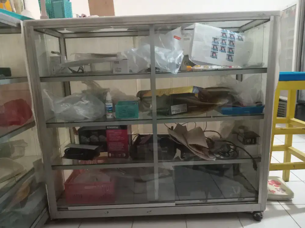 Etalase kaca alimunium