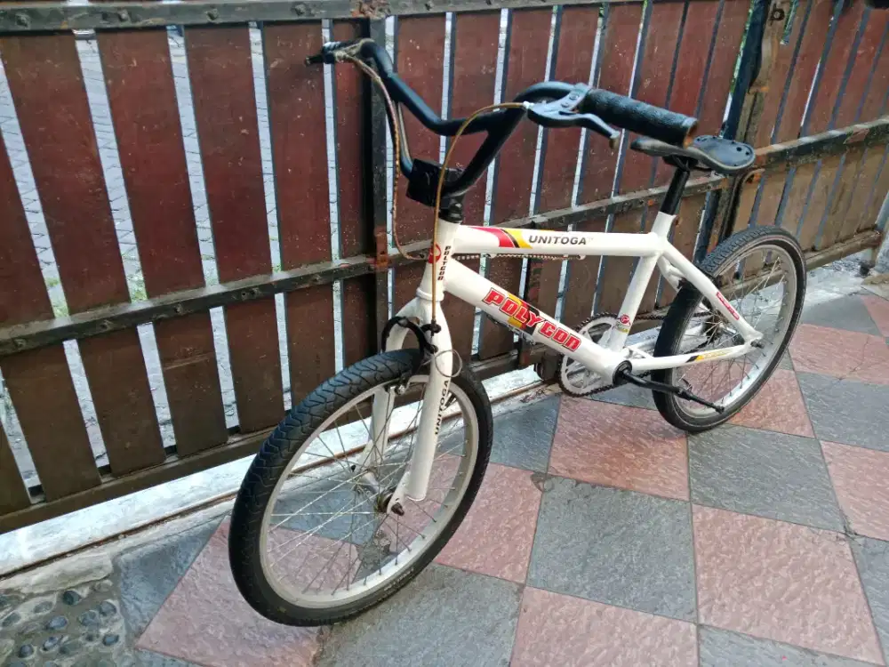 Sepeda bmx warna putih