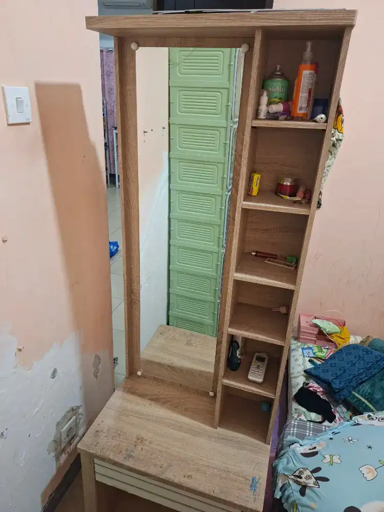 Meja Rias Rak Susun