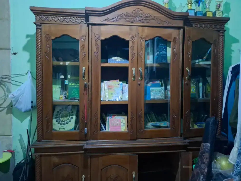 Lemari buku besar jati muda