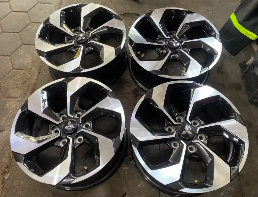 Velg new Pajero dakar18 pcd 6x139 lebar 7,5 Original Mitsubishi