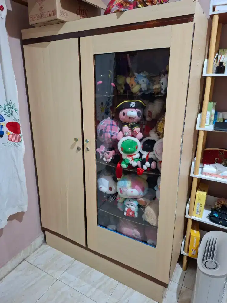 Lemari dan meja belajar